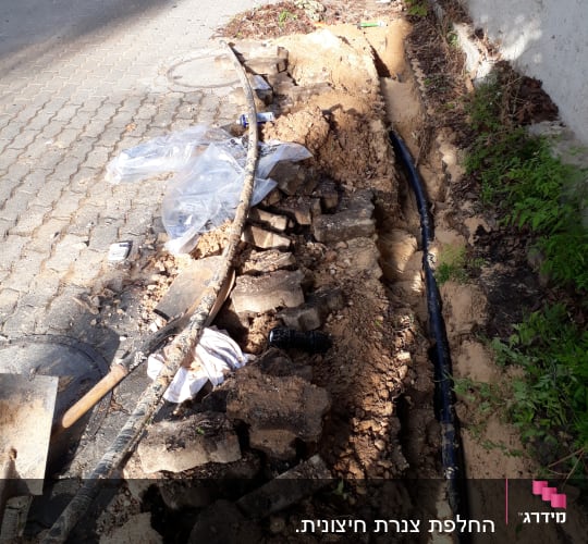 חפירה עם צינור פלסטיק וכלי עבודה
